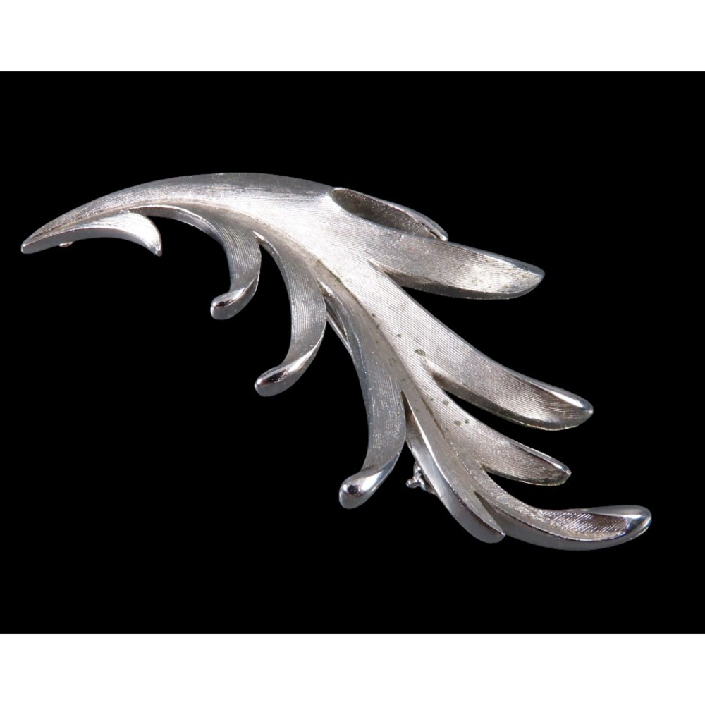 Vintage CROWN TRIFARI Textured Silver Tone Brooch Pin FEATHERY LEAF Twisted Curl